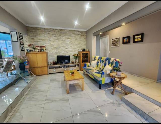 4 BEDROOM HOUSE FOR SALE IN GLENVISTA